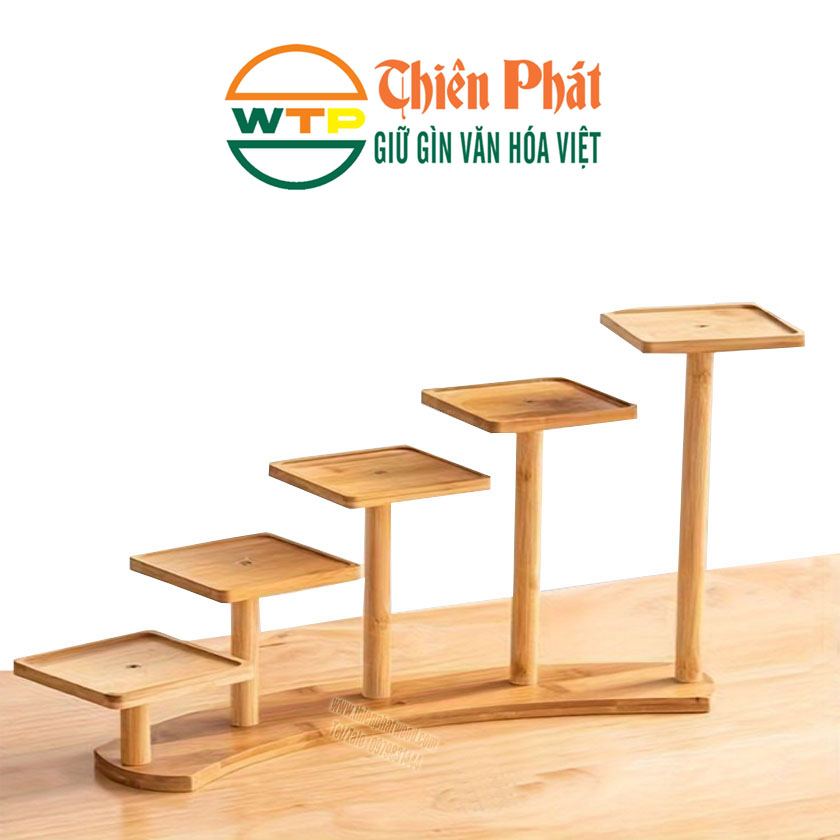 kệ trưng bày hình bậc thang có bậc hình vuông